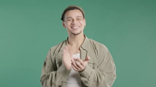 Lächelnder Afrikaner klatscht in die Hände und gratuliert der Unterstützung und jubelt Dankbarkeit