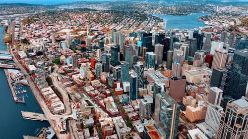 Approaching the spectacular scenery of Seattle on the waterfront of Lake Union.