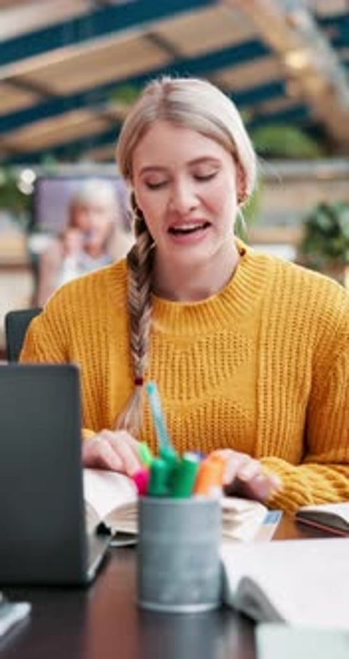 Femme, lecture et brainstorming avec l'apprentissage pour la collaboration entre étudiants