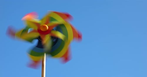 Windradfarben des Regenbogens auf dem Hintergrund des Himmels. LGBT-Farbkonzept
.