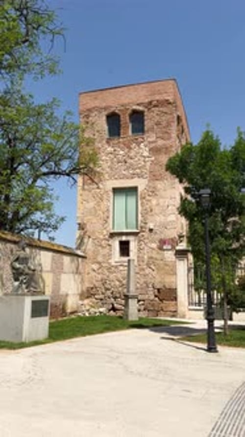 Foto vertical de alto ângulo da fachada do Palácio dos Arcebispos em Alcala de Henares