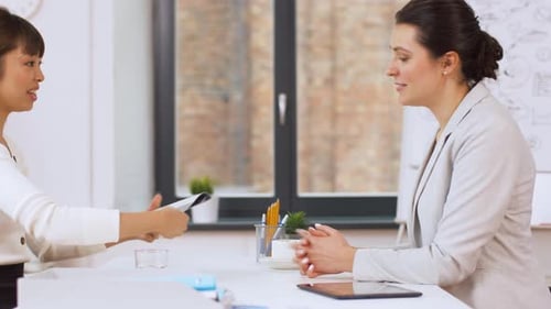 Empleado asiático saluda al gerente de recursos humanos en una entrevista de trabajo en una oficina en un entorno Corporativo