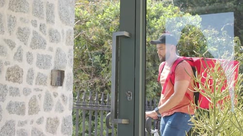 Atteindre la porte d'entrée, coursier ouvrant la porte, vélo à roues passant devant l'interphone, espace de photocopie