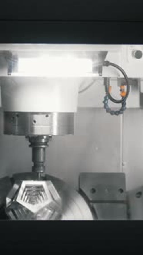 Herstellung von 3D-Metalldetails auf der Maschine im Werk