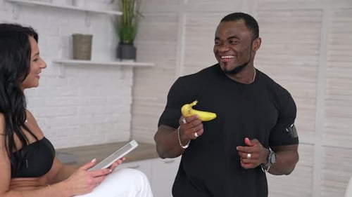 Healthy strong couple cooking vegeterian food.z