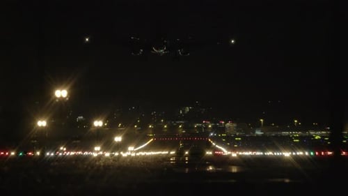 Kommerziell Flugzeug, das nach der Flugreise am Flughafen landet
