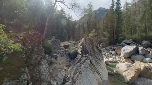Images prises Drone d'un ruisseau dans le canyon avec d'énormes rochers et rochers Turquie