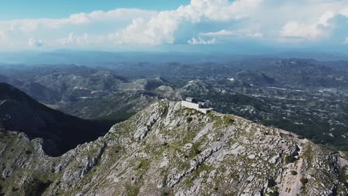 Le mausolée de Njegoš au Monténégro, perché au sommet de montagnes escarpées, offre une vue imprenable sur