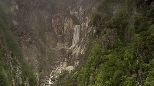 Vista aérea sobre a Cachoeira Boka, Eslovênia, 2021