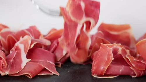 Prosciutto crudo ou jambon sur planche de service