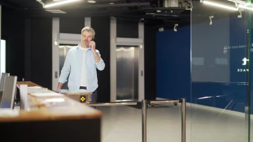 Trabalhador caminha por uma catraca de segurança automática no escritório. empregado empresário