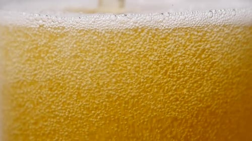 Leichtes Bier ins Glas gießen