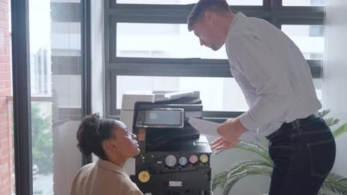 Kaukasischer Geschäftsmann hilft, das Problem mit dem Kopiergerät oder dem Fotokopierer für Kollegen zu lösen
