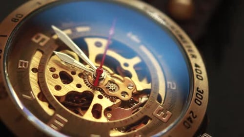 Nahaufnahme einer Steampunk-Armbanduhr im Zeitraffer