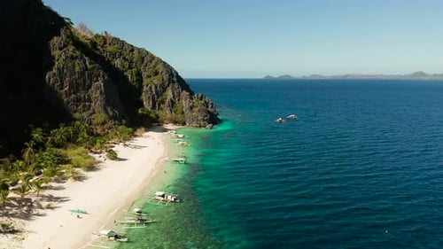Seelandschaft mit tropischem Strand und Meer