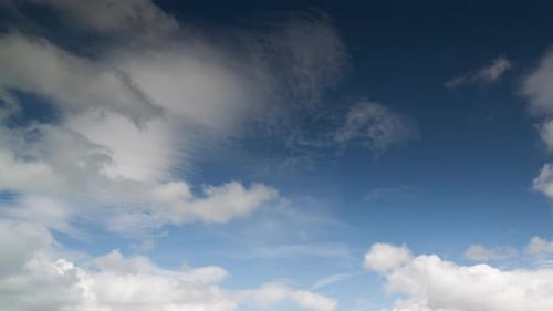 ein Himmel mit vorbeiziehenden Wolken