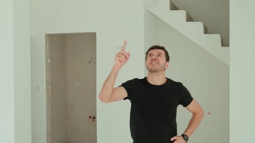 Glücklicher Mann mit den Schlüsseln zur neuen Wohnung