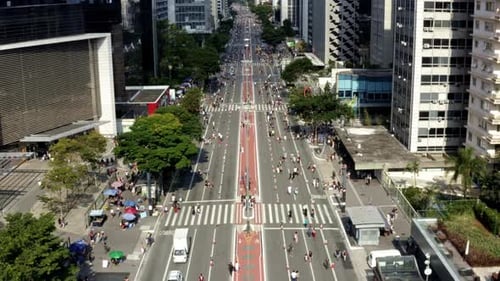 Foto aérea de pouso e inclinação para cima da famosa Avenida Paulista, no centro de São Paulo w