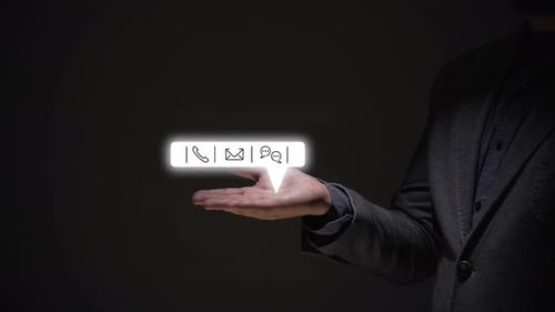 Kontaktkonzept. Eine Geschäftsperson zeigt ein Hologramm mit Icons für Kontakt, E-Mail, Anruf und Nachrichten