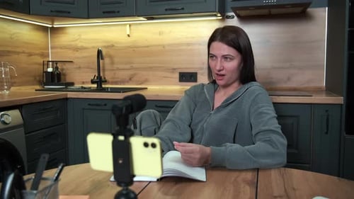Coach-Bloggerin führt Online-Beratung mit telefonischer Online-Psychotherapie durch