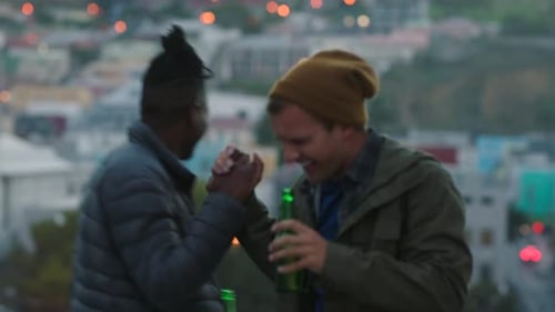 Cerveja, diversidade e amigos dançando no terraço e bebendo curtindo a liberdade