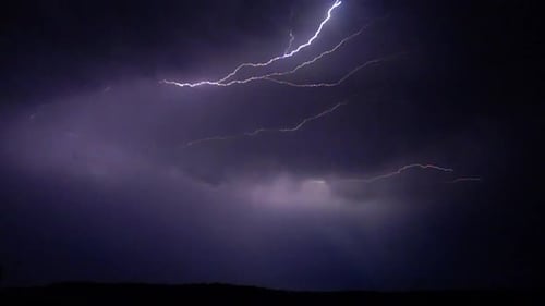 Relámpagos en el cielo nocturno entre nubes de tormenta.