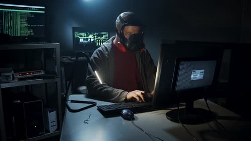 Un pirate informatique saisit du code informatique.