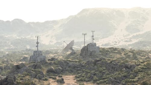 Base militar situada en una región montañosa con torres de comunicación