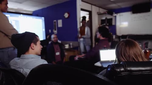 Des hackers discutent et se rencontrent au bureau pendant les 25 à 29 ans du hackathon