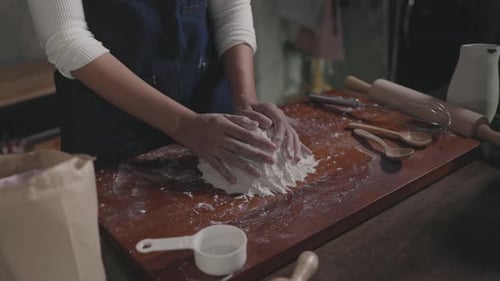 Der Koch mischt das Mehl, indem er das Brot von Hand nach der Rezeptur zubereitet