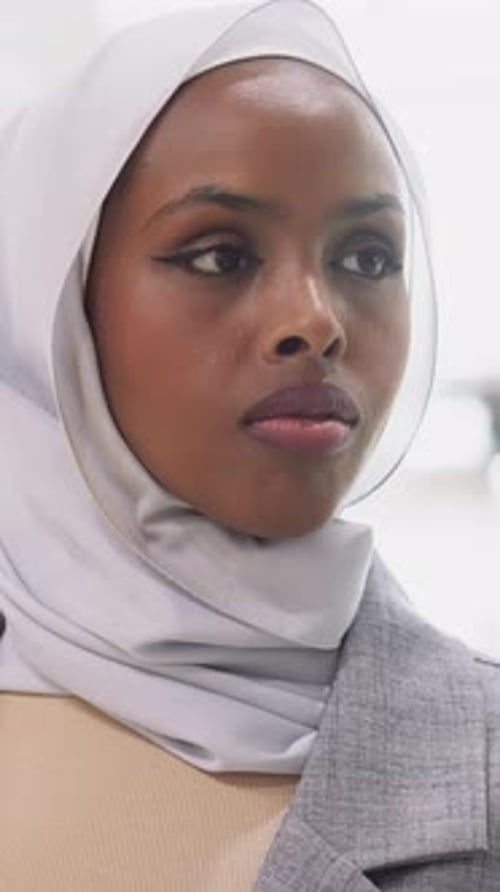 Hübsche schwarze Frau mit Hijab im modernen Einkaufszentrum