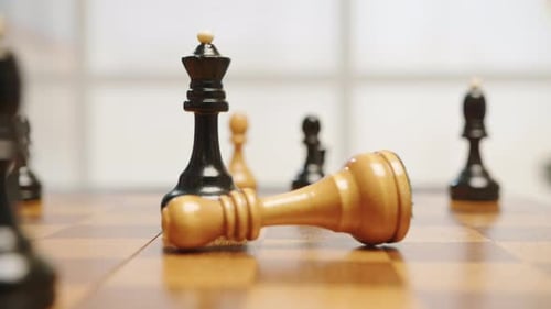 Schachmatt im Schachspiel. Blatt eines Schachspielers mit Schachmattkönigin, König auf dem Schachbrett
, Spiel vorbei