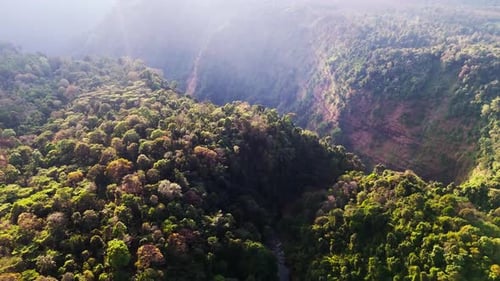 Pôr do sol aéreo do planalto de Pakse Bolaven, cachoeira panorâmica do Laos, famoso destino de viagem em circuito de motocicletas