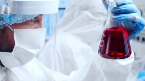 Un equipo profesional de científicos está trabajando en una vacuna en un laboratorio de investigación científica moderno