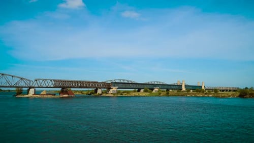 Puente ferroviario Time Lapse que cruza el Vístula en Polonia: nubes que se mueven rápidamente a la deriva sobre el metal