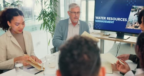 Деловые люди, руководитель и специалист по стратегии в офисе для встреч, анализа ресурсов