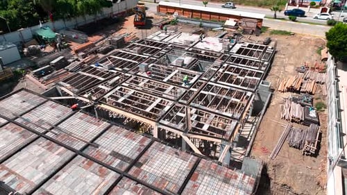 Luftaufnahme von Betonstahl auf einer Baustelle für das Fundament eines neuen Gebäudes