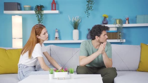 Una mujer que se siente ofendida por su marido. Una pareja que no se lleva bien.