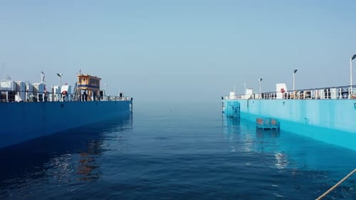 Schiffbauanlage. Trockendock der schwimmenden Werft. Wunderschöne Luftaufnahme eines riesigen leeren Docks.
