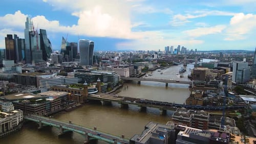 London, Großbritannien. Luftaufnahme der Skyline des Stadtbildes, der Wolkenkratzer der Innenstadt und
der Brücken über der Themse