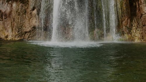 Reiner Süßwasserstrom in den Bergen Fließender Fluss mit sauberem Wasser