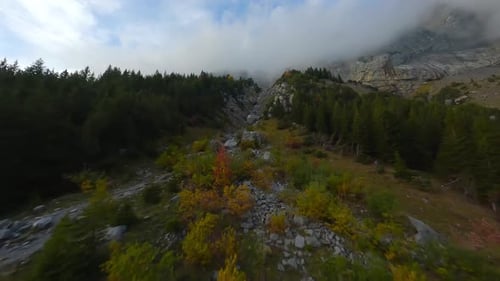 FPV Manövrierfähiger Flug in der Nähe der Bergoberfläche in den Schweizer Alpen