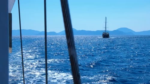 Boot schneidet während der Kreuzfahrt türkisfarbene Wellen