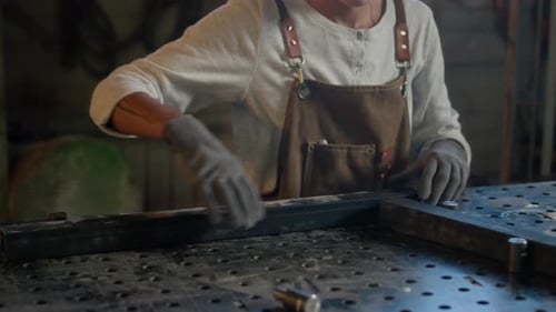 Arbeiterin macht Metallarbeiten in der Werkstatt