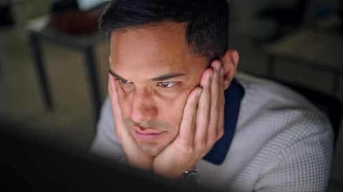 Verwirrter, gestresster und Geschäftsmann am Computer müde und spät bei der Arbeit, um die Frist einzuhalten