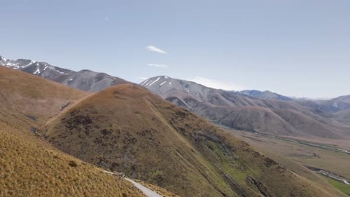 Les contreforts secs de Canterbury en face des Alpes du Sud avec de la neige résiduelle pendant une journée ensoleillée de printemps