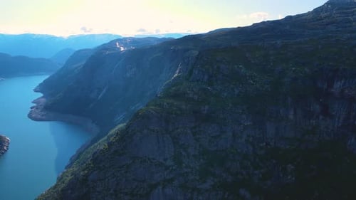 Sobrevolando los acantilados de los fiordos: aguas cristalinas y exuberante vegetación