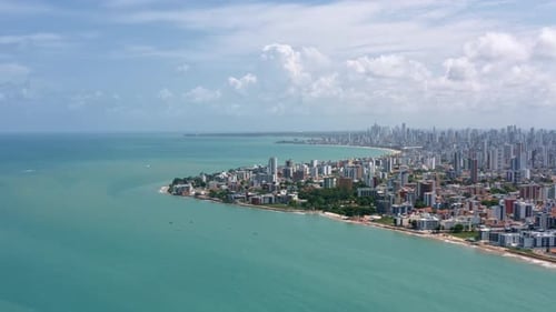 Vue aérienne panoramique de Dolly de la capitale tropicale de Joao Pessoa depuis la plage d'Intermares à Cabedelo,