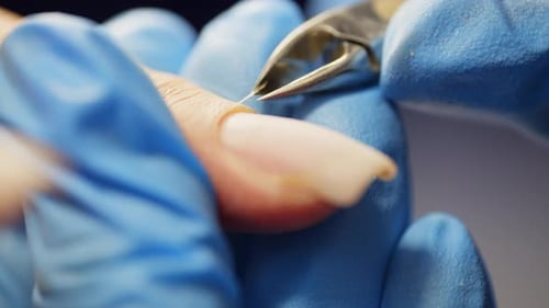 Primer plano de cómo cortar cutículas con pinzas de manicura