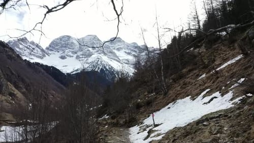 Dolly Shot im Winter auf einem ruhigen Wanderweg in den Pyrenäen in der Nähe von Gavarnie, Frankreich.